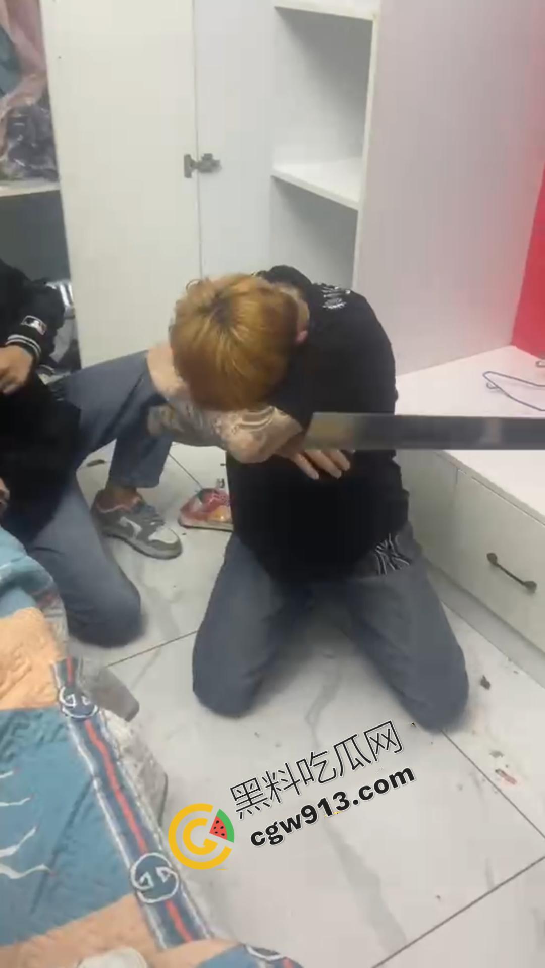 嚣张精神小伙的残暴行径!暴力殴打,挥刀猛砍,凶猛至极,现场血流满地,甚是恐怖-3