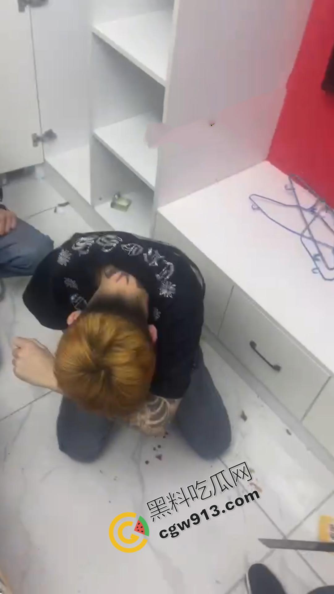 嚣张精神小伙的残暴行径!暴力殴打,挥刀猛砍,凶猛至极,现场血流满地,甚是恐怖-4