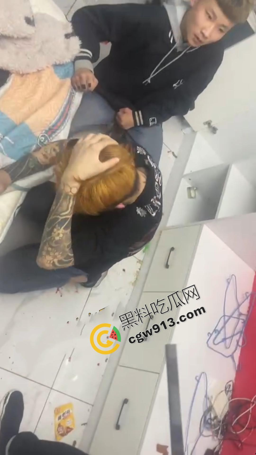 嚣张精神小伙的残暴行径!暴力殴打,挥刀猛砍,凶猛至极,现场血流满地,甚是恐怖-5