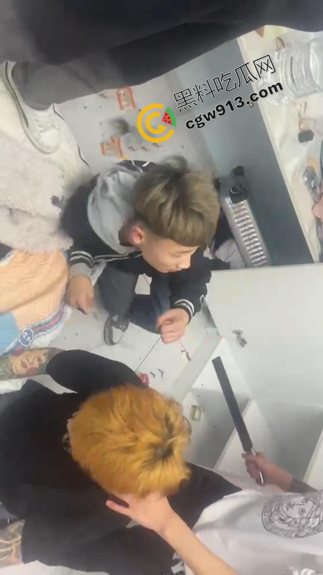 嚣张精神小伙的残暴行径!暴力殴打,挥刀猛砍,凶猛至极,现场血流满地,甚是恐怖-6