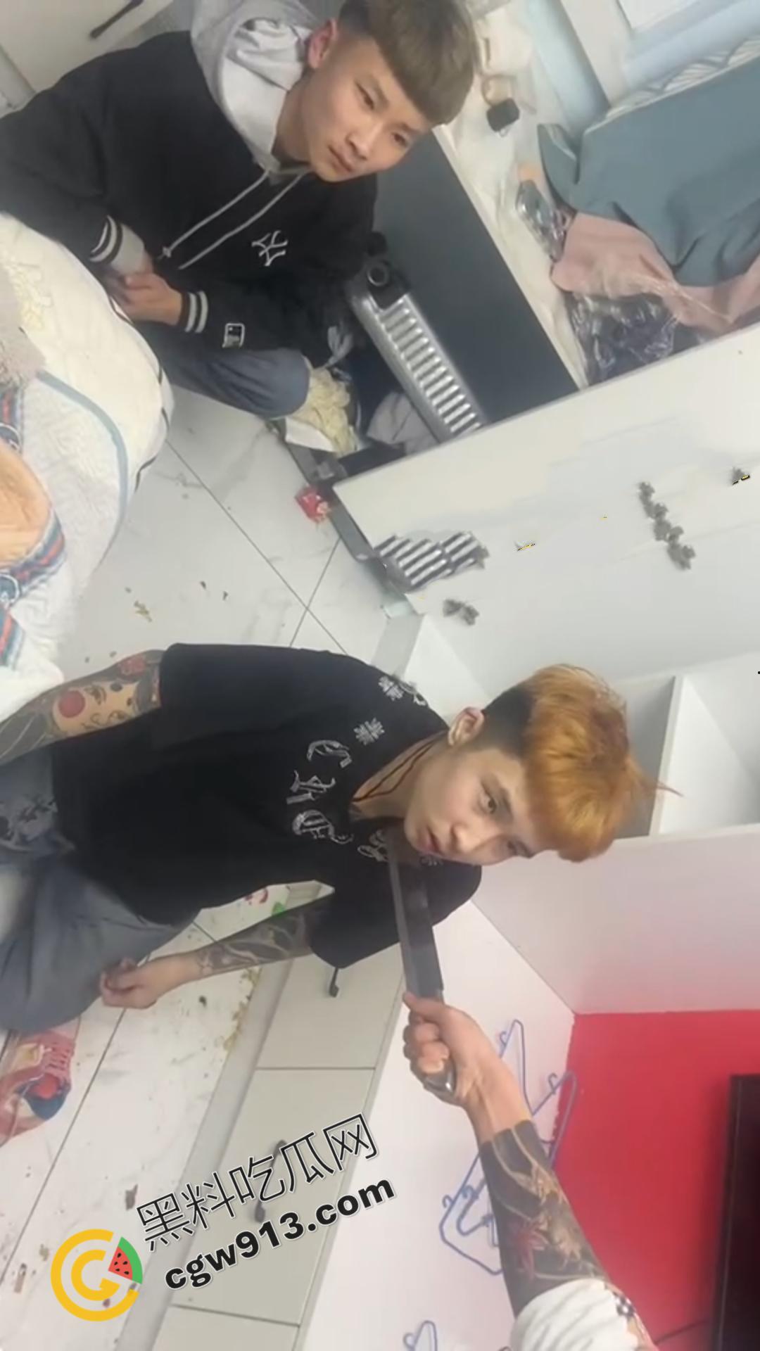 嚣张精神小伙的残暴行径!暴力殴打,挥刀猛砍,凶猛至极,现场血流满地,甚是恐怖-7