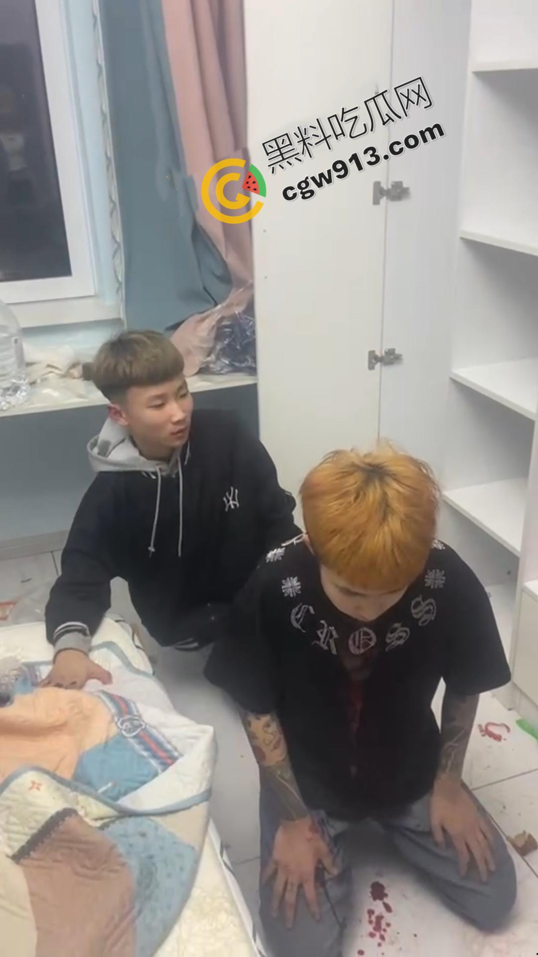 嚣张精神小伙的残暴行径!暴力殴打,挥刀猛砍,凶猛至极,现场血流满地,甚是恐怖-8