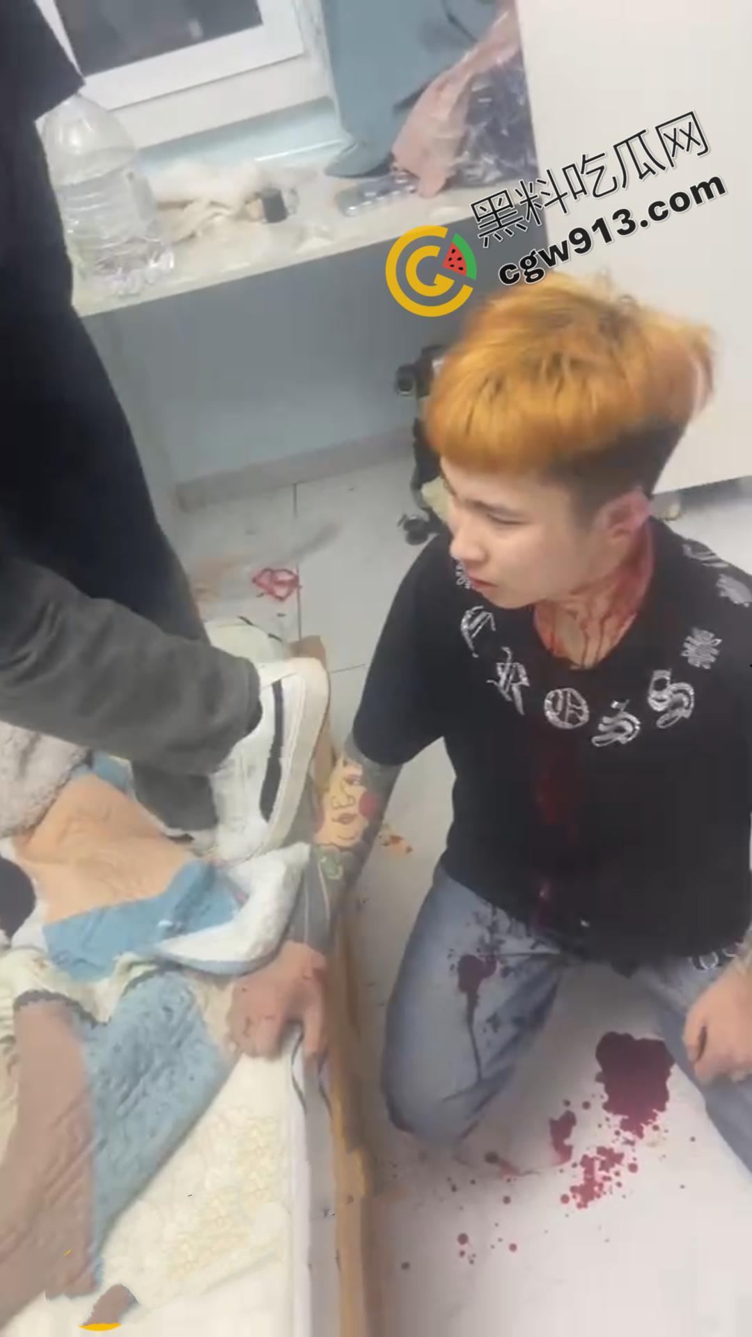 嚣张精神小伙的残暴行径!暴力殴打,挥刀猛砍,凶猛至极,现场血流满地,甚是恐怖-10