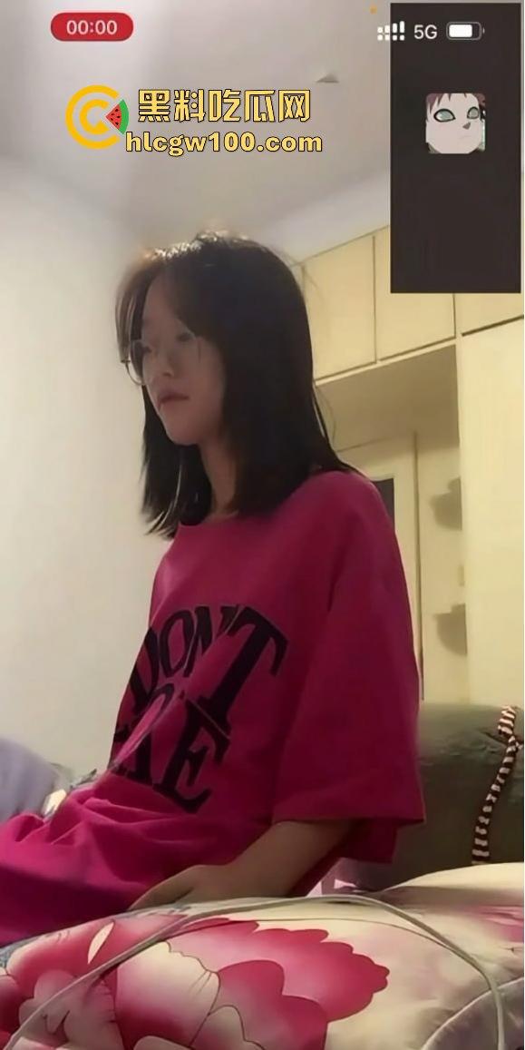 湖南长沙学院清纯大一学妹【朱颜丽】金主调教视频流出,揉胸自慰展示苗条身材,这反差绝了全网疯传!!-10