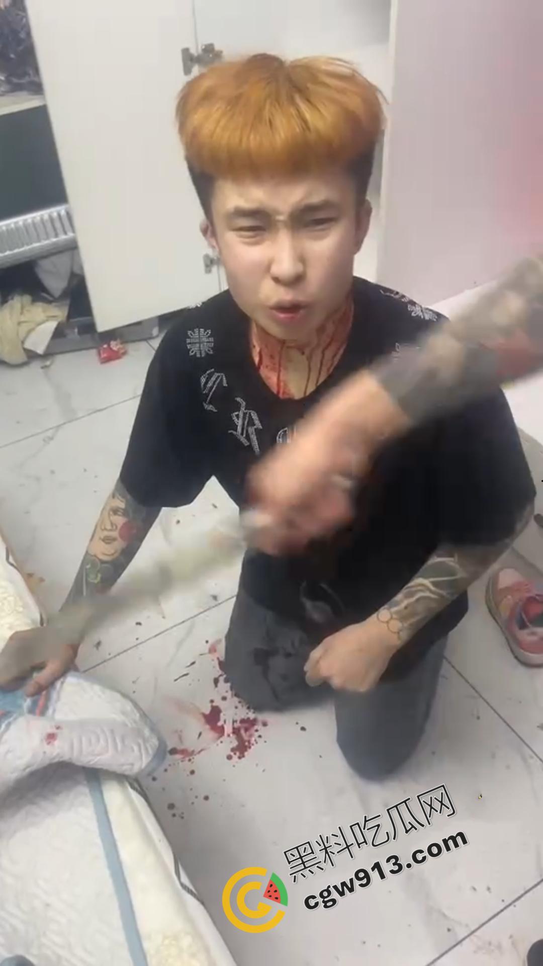 嚣张精神小伙的残暴行径!暴力殴打,挥刀猛砍,凶猛至极,现场血流满地,甚是恐怖-11