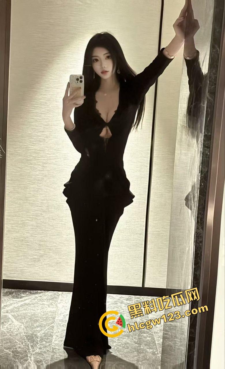 天津最野绿帽哥开放婚姻组团放妻,母狗团户外露出轮干单男,共享老婆新玩法?-4