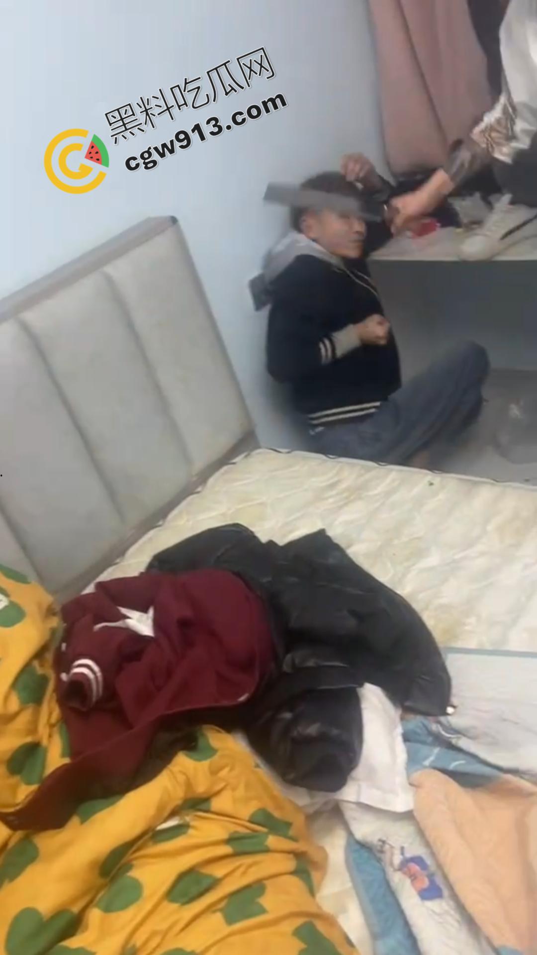 嚣张精神小伙的残暴行径!暴力殴打,挥刀猛砍,凶猛至极,现场血流满地,甚是恐怖-12