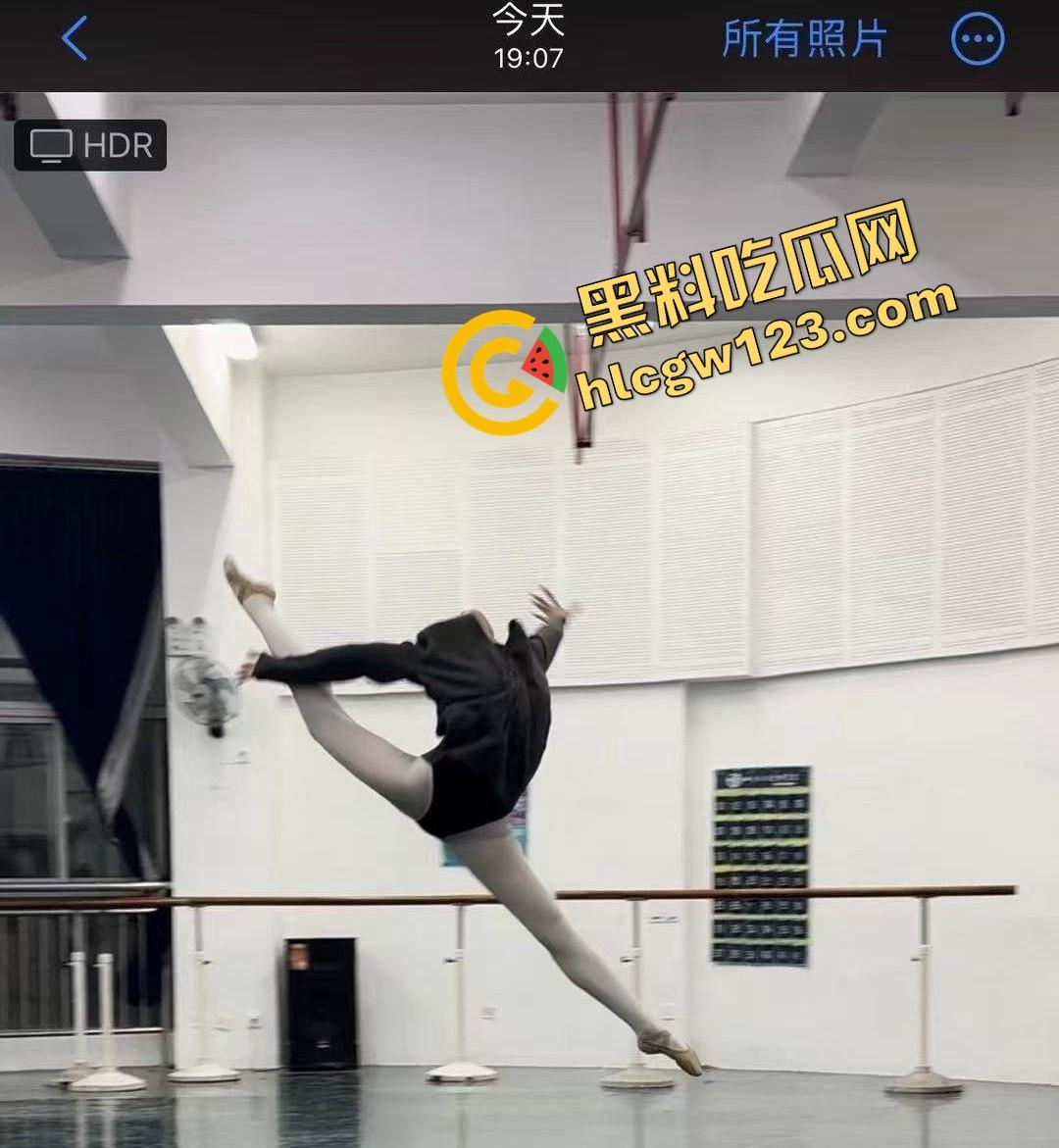 天津最野绿帽哥开放婚姻组团放妻,母狗团户外露出轮干单男,共享老婆新玩法?-8