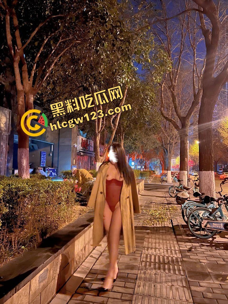 天津最野绿帽哥开放婚姻组团放妻,母狗团户外露出轮干单男,共享老婆新玩法?-9