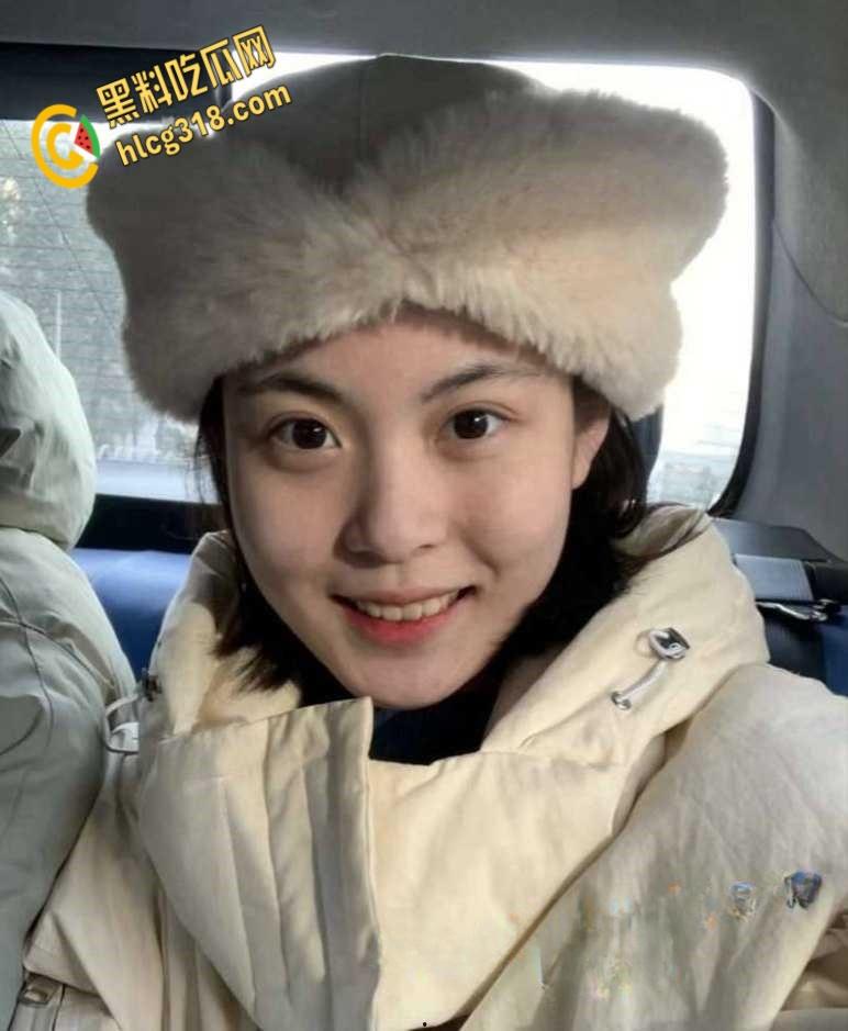 清纯女大学生主动提出约炮,穿着开档黑丝等着被操,拉丝眼神一看就是欠调教的母狗!-3