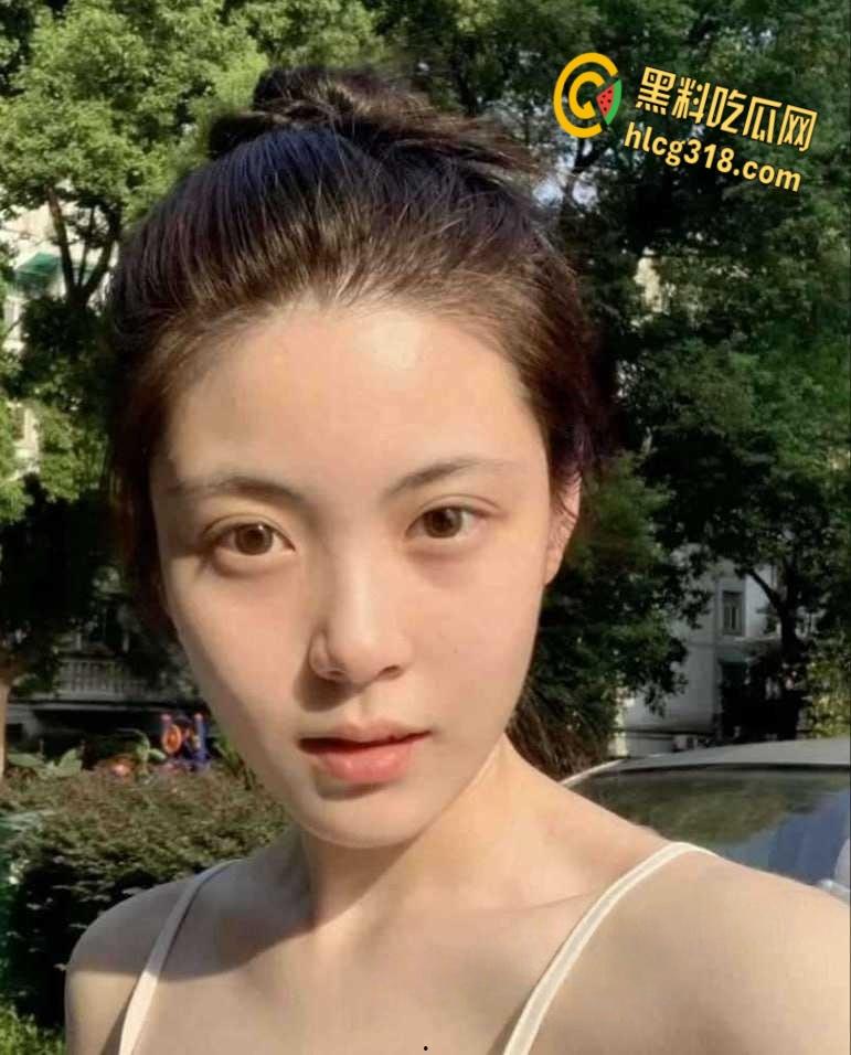 清纯女大学生主动提出约炮,穿着开档黑丝等着被操,拉丝眼神一看就是欠调教的母狗!-4