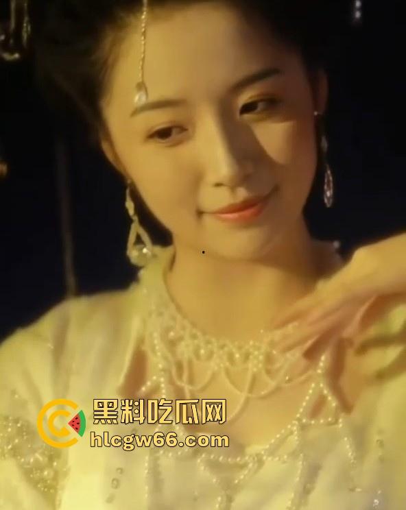 湖北街道办事处工作人员【荣琳琳】白天忙工作晚上忙生活 脱光了衣服在镜头前搔首弄姿-2