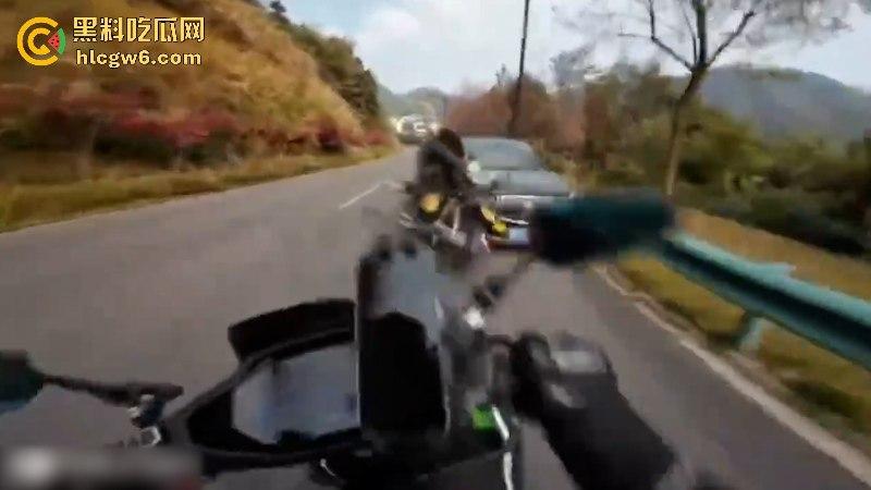 懂车帝已经打开了！摩友山路遛弯被右转到逆向车道的车给撞飞 两辆摩托被撞烂 开车老头直接傻眼！-1