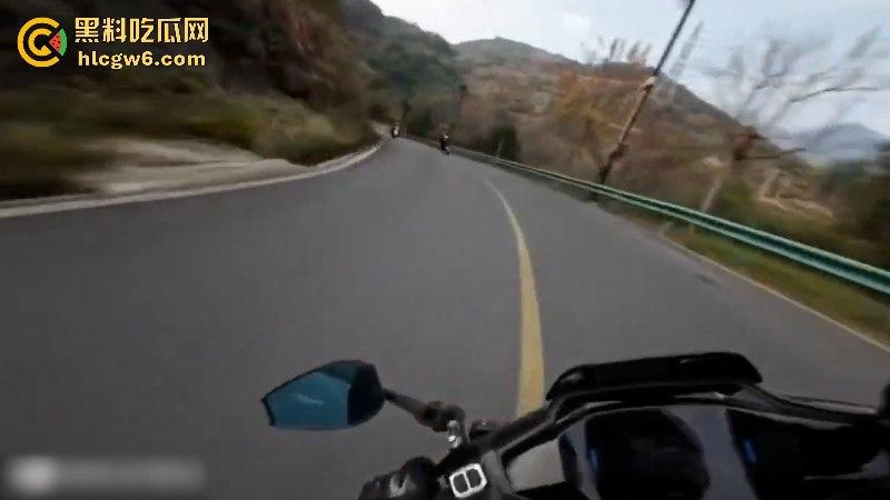 懂车帝已经打开了！摩友山路遛弯被右转到逆向车道的车给撞飞 两辆摩托被撞烂 开车老头直接傻眼！-2