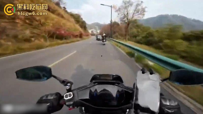 懂车帝已经打开了！摩友山路遛弯被右转到逆向车道的车给撞飞 两辆摩托被撞烂 开车老头直接傻眼！-3