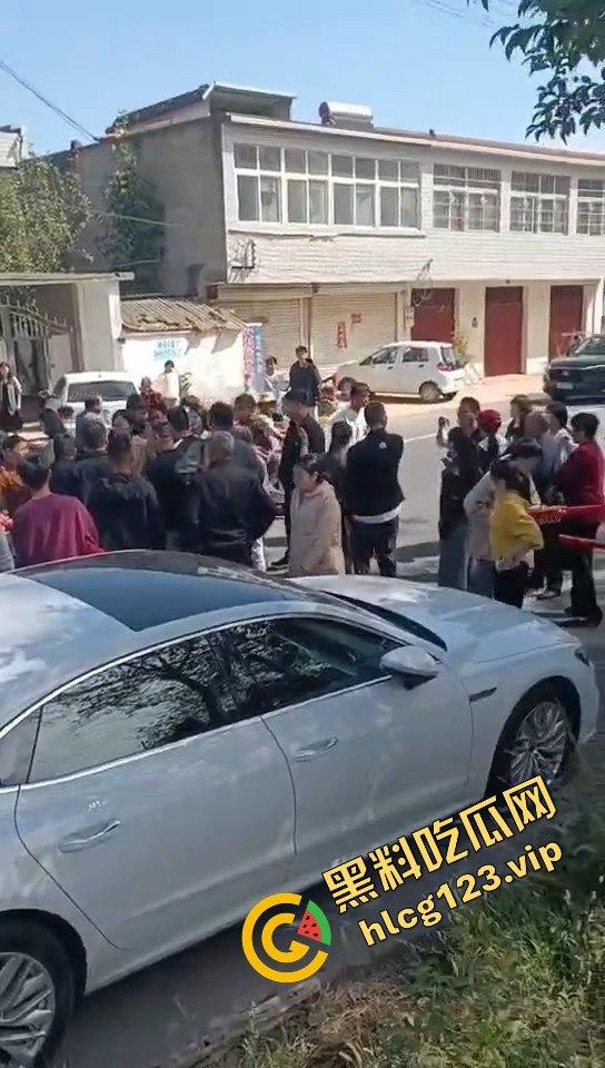 河南淮滨县天价彩礼闹剧!结婚当天临时加价18万,新娘跑上婚车,哥哥躺地上耍流氓拦车!-2