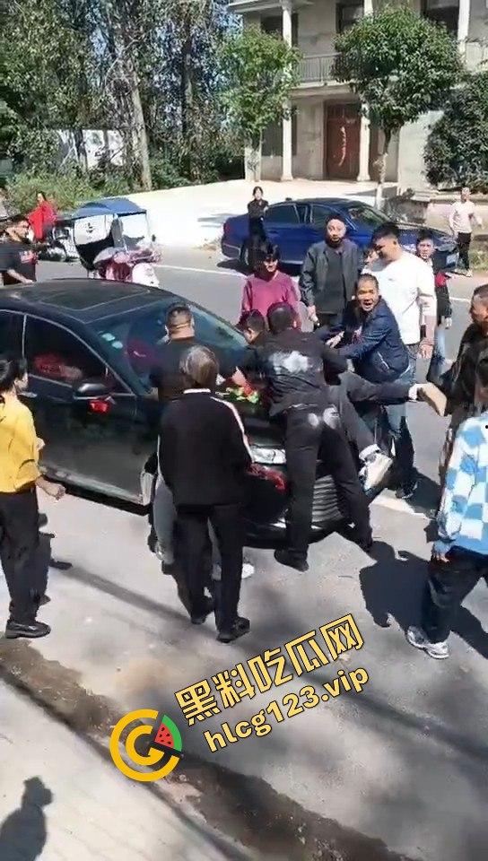 河南淮滨县天价彩礼闹剧!结婚当天临时加价18万,新娘跑上婚车,哥哥躺地上耍流氓拦车!-4