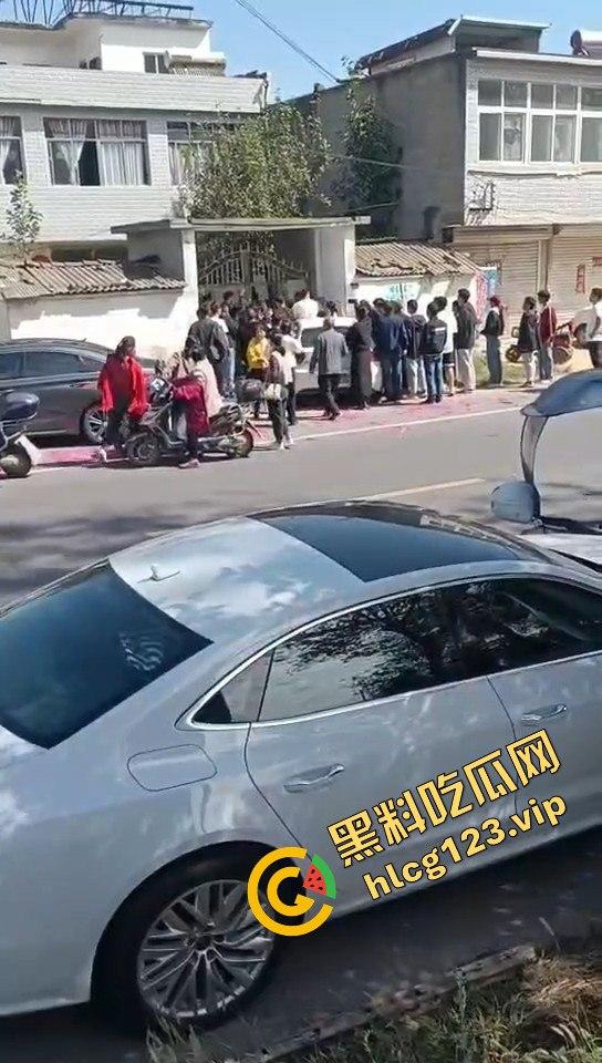 河南淮滨县天价彩礼闹剧!结婚当天临时加价18万,新娘跑上婚车,哥哥躺地上耍流氓拦车!-5