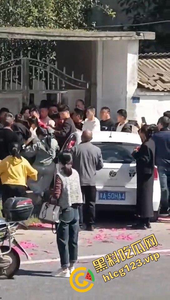 河南淮滨县天价彩礼闹剧!结婚当天临时加价18万,新娘跑上婚车,哥哥躺地上耍流氓拦车!-8