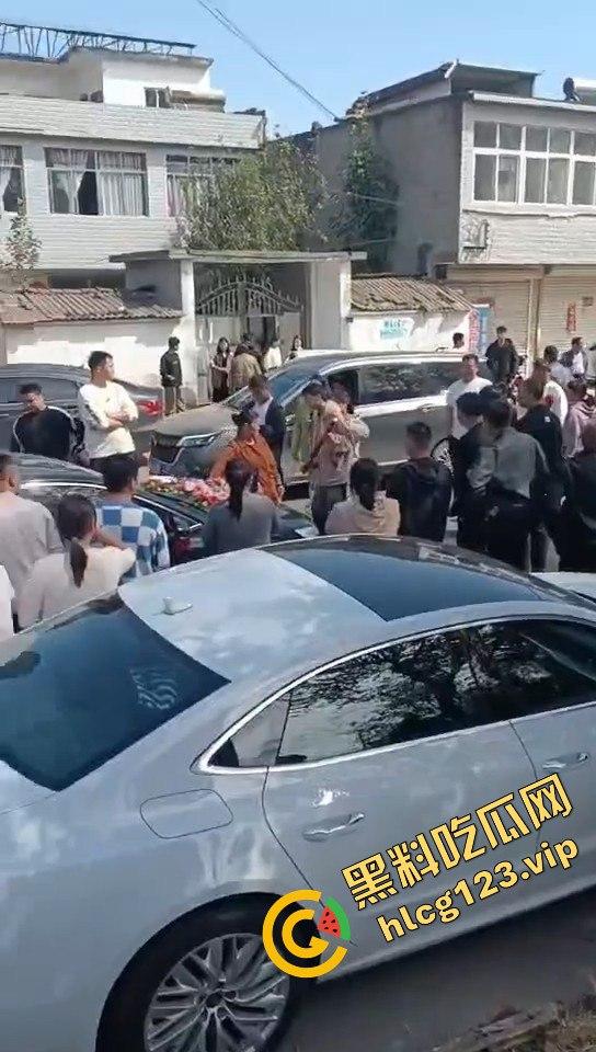 河南淮滨县天价彩礼闹剧!结婚当天临时加价18万,新娘跑上婚车,哥哥躺地上耍流氓拦车!-10