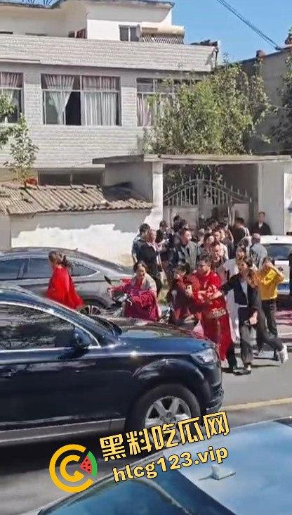 河南淮滨县天价彩礼闹剧!结婚当天临时加价18万,新娘跑上婚车,哥哥躺地上耍流氓拦车!-11