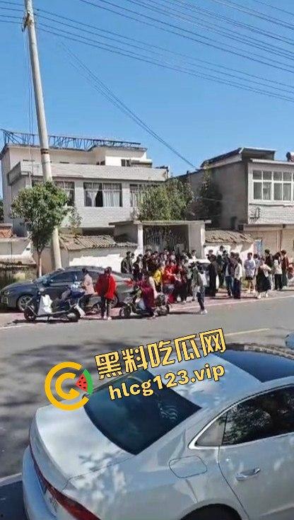 河南淮滨县天价彩礼闹剧!结婚当天临时加价18万,新娘跑上婚车,哥哥躺地上耍流氓拦车!-12