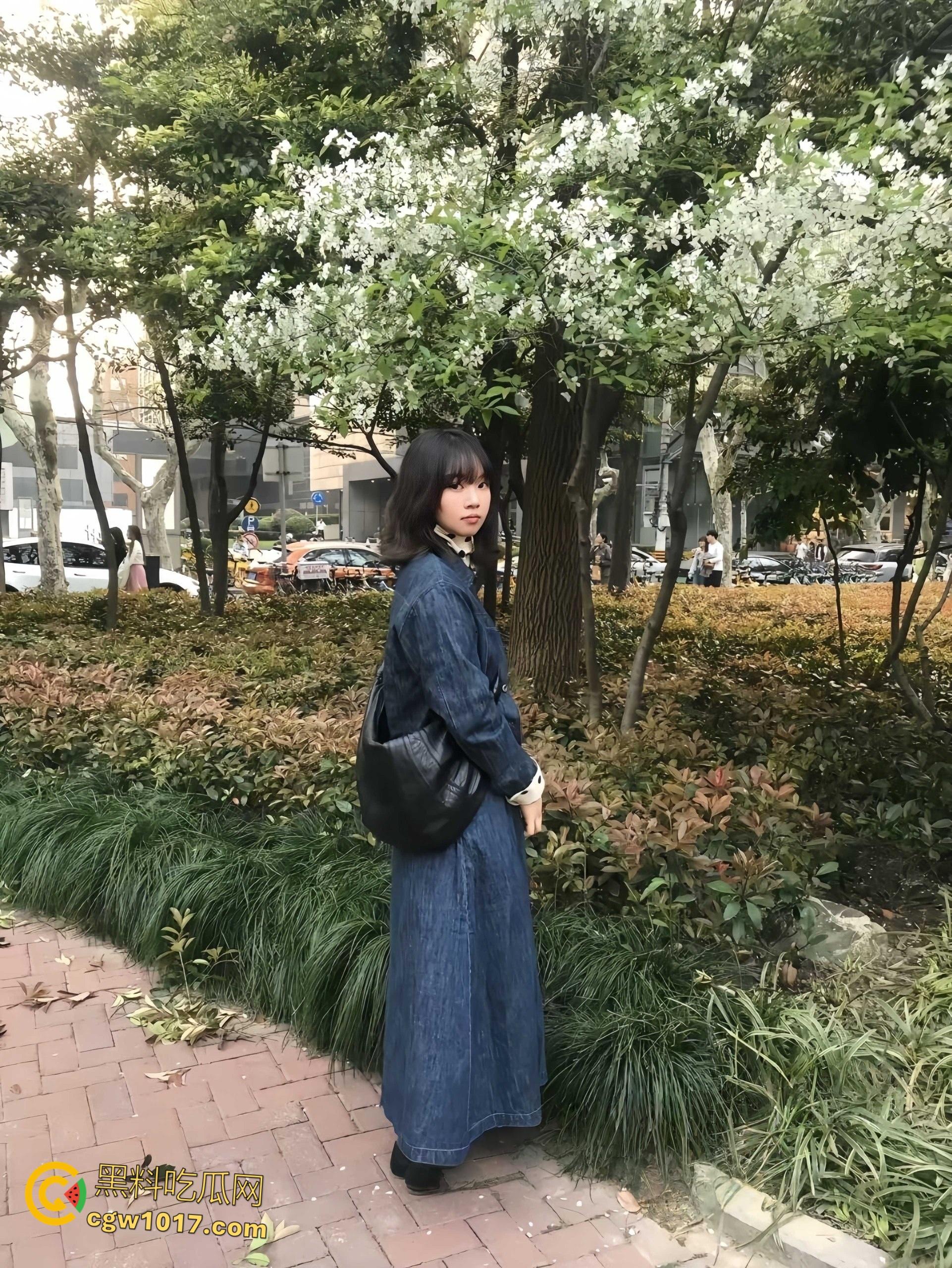 上海富二代调教中日混血妹子,平日乖乖女说着不要,主动开房毒龙口交,3P淫乱双洞齐开,骑脸口爆颜射一脸!-4