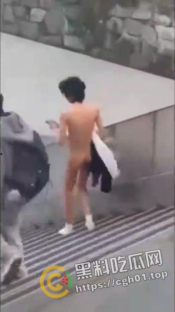 浙江科技大学裸奔男 旁若无人走去上课 还自拍 现场最全多视角视频-2