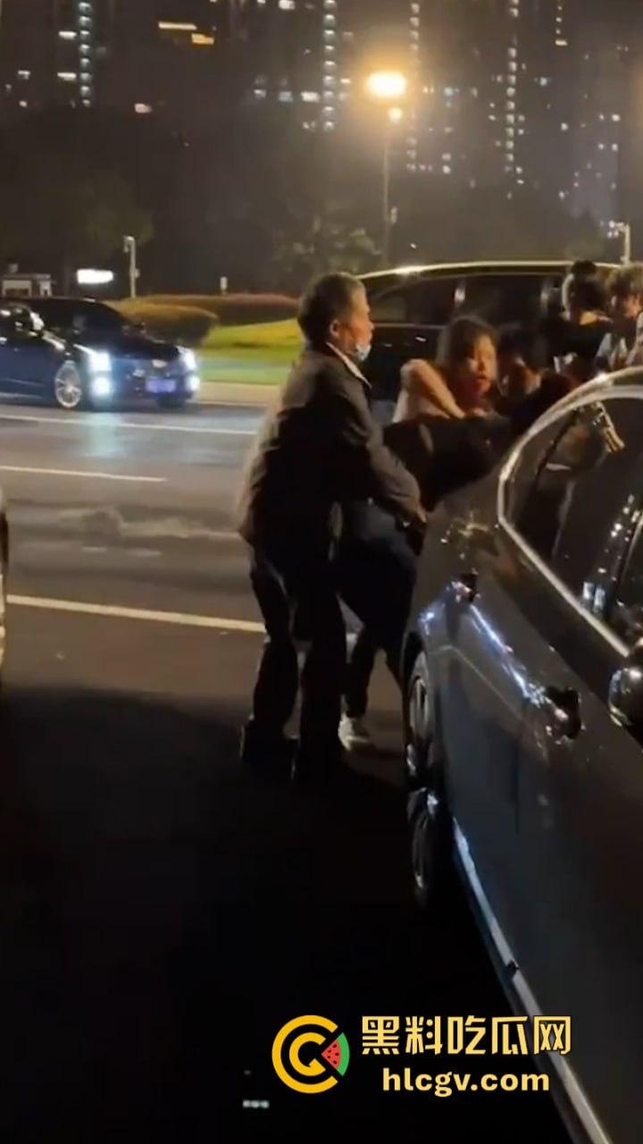 福州女子给已婚男发暧昧信息天天发骚 全家总动员婆媳联手抓小三 打成狗了这是!-2