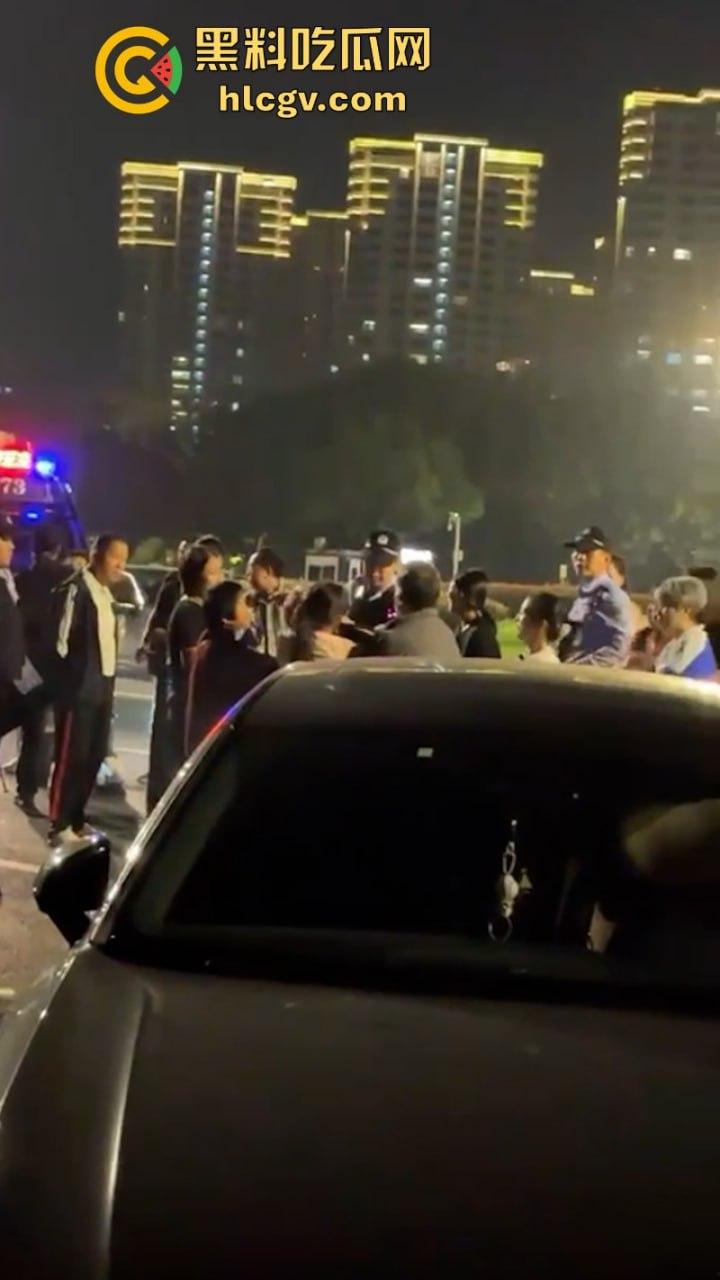 福州女子给已婚男发暧昧信息天天发骚 全家总动员婆媳联手抓小三 打成狗了这是!-3