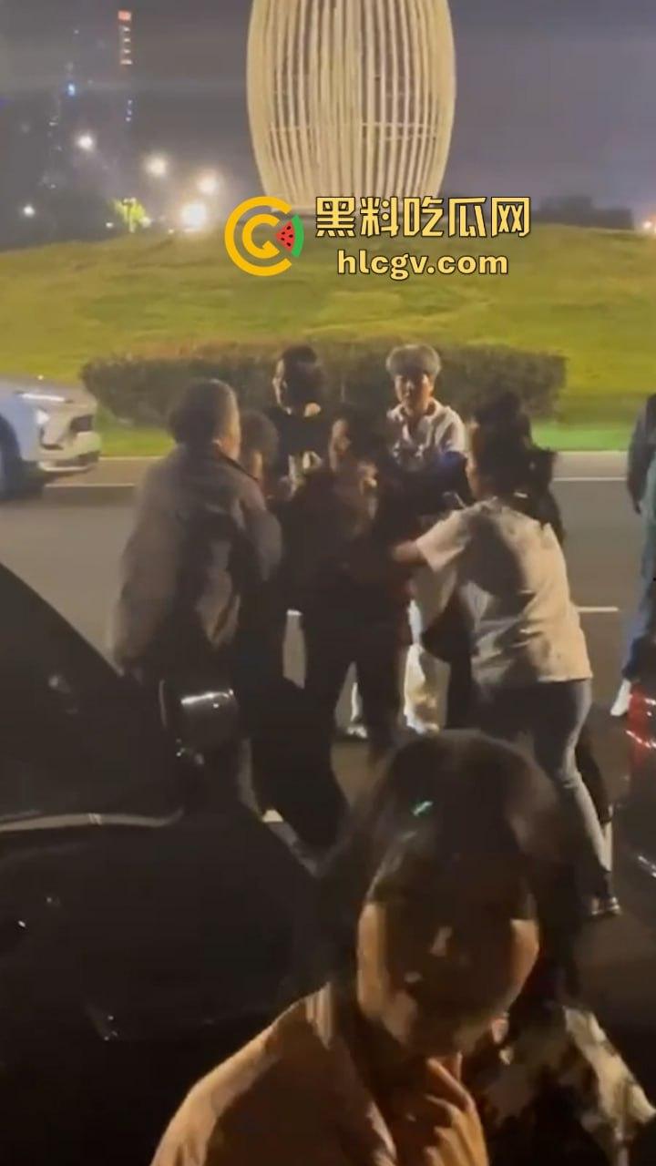 福州女子给已婚男发暧昧信息天天发骚 全家总动员婆媳联手抓小三 打成狗了这是!-6