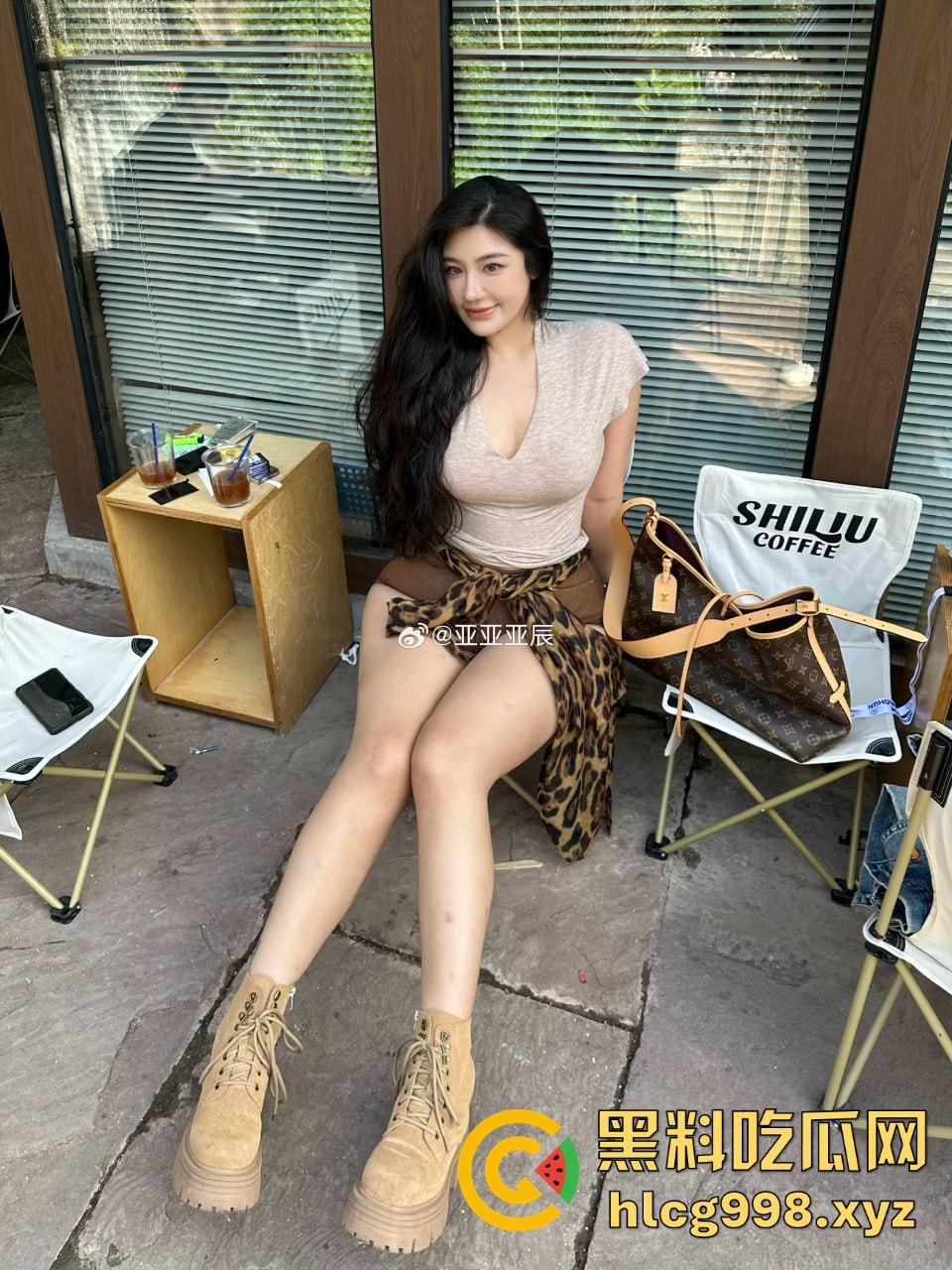 微博网红【亚亚亚辰】56W粉丝奔着肥臀白虎逼!美臀勒B福利,全靠这肥臀吸粉!-3