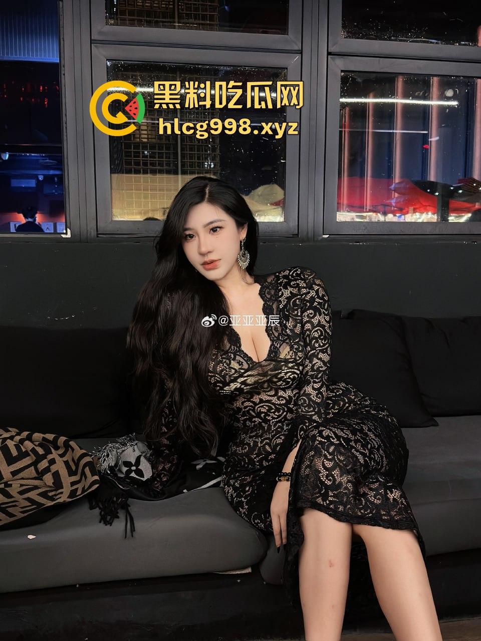 微博网红【亚亚亚辰】56W粉丝奔着肥臀白虎逼!美臀勒B福利,全靠这肥臀吸粉!-6