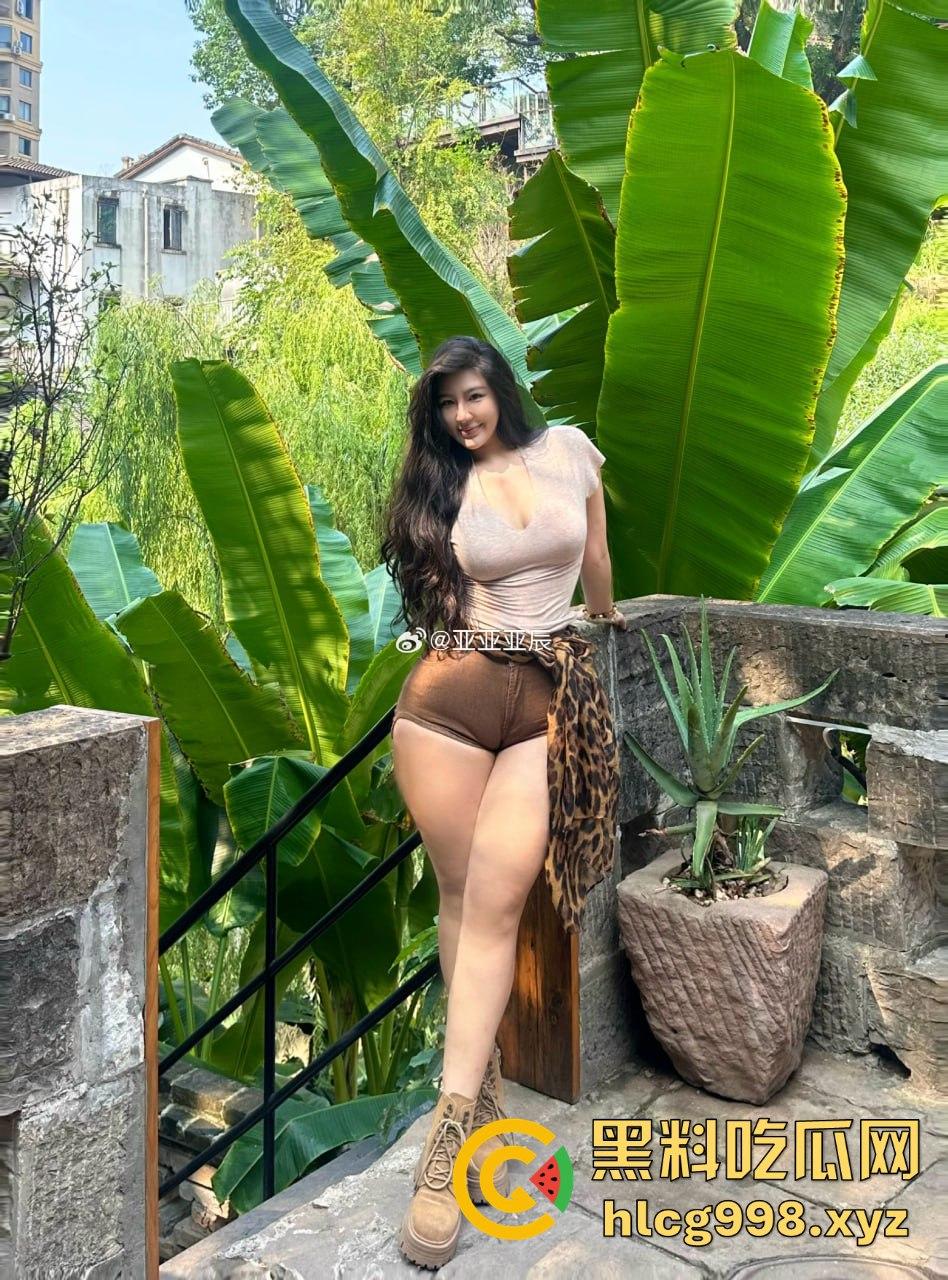 微博网红【亚亚亚辰】56W粉丝奔着肥臀白虎逼!美臀勒B福利,全靠这肥臀吸粉!-7