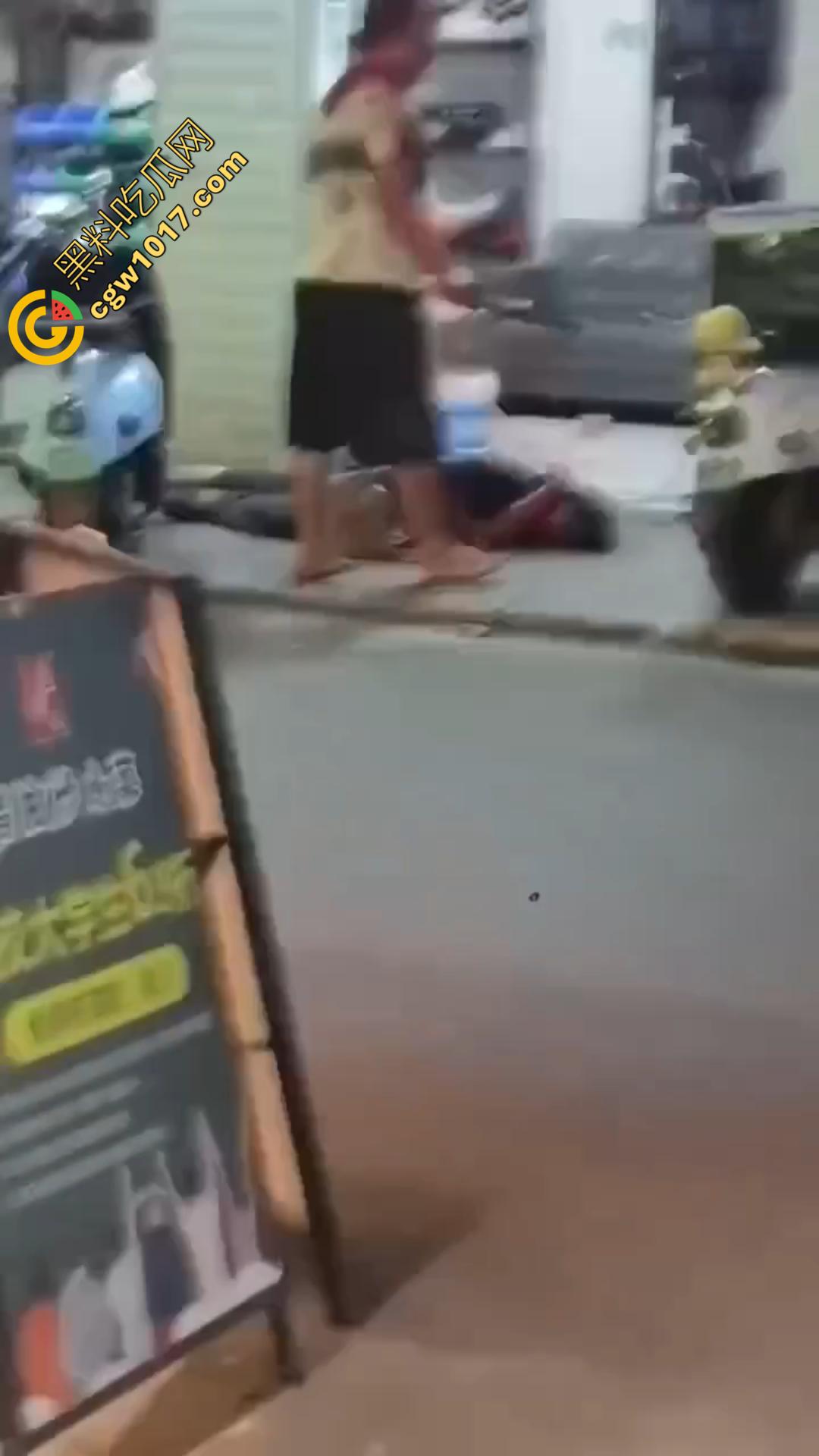 广西南宁骇人惨案!外卖骑手与商家发生口角 被其持刀疯砍当场死亡 现场血流成河毛骨悚然!-3