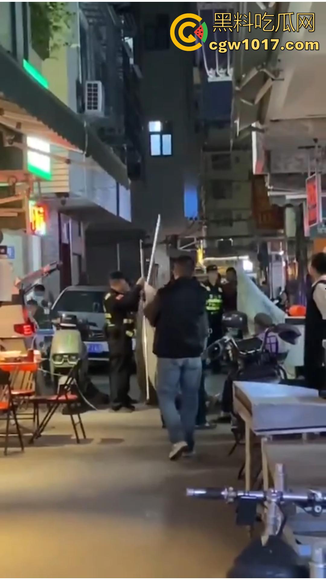 广西南宁骇人惨案!外卖骑手与商家发生口角 被其持刀疯砍当场死亡 现场血流成河毛骨悚然!-4