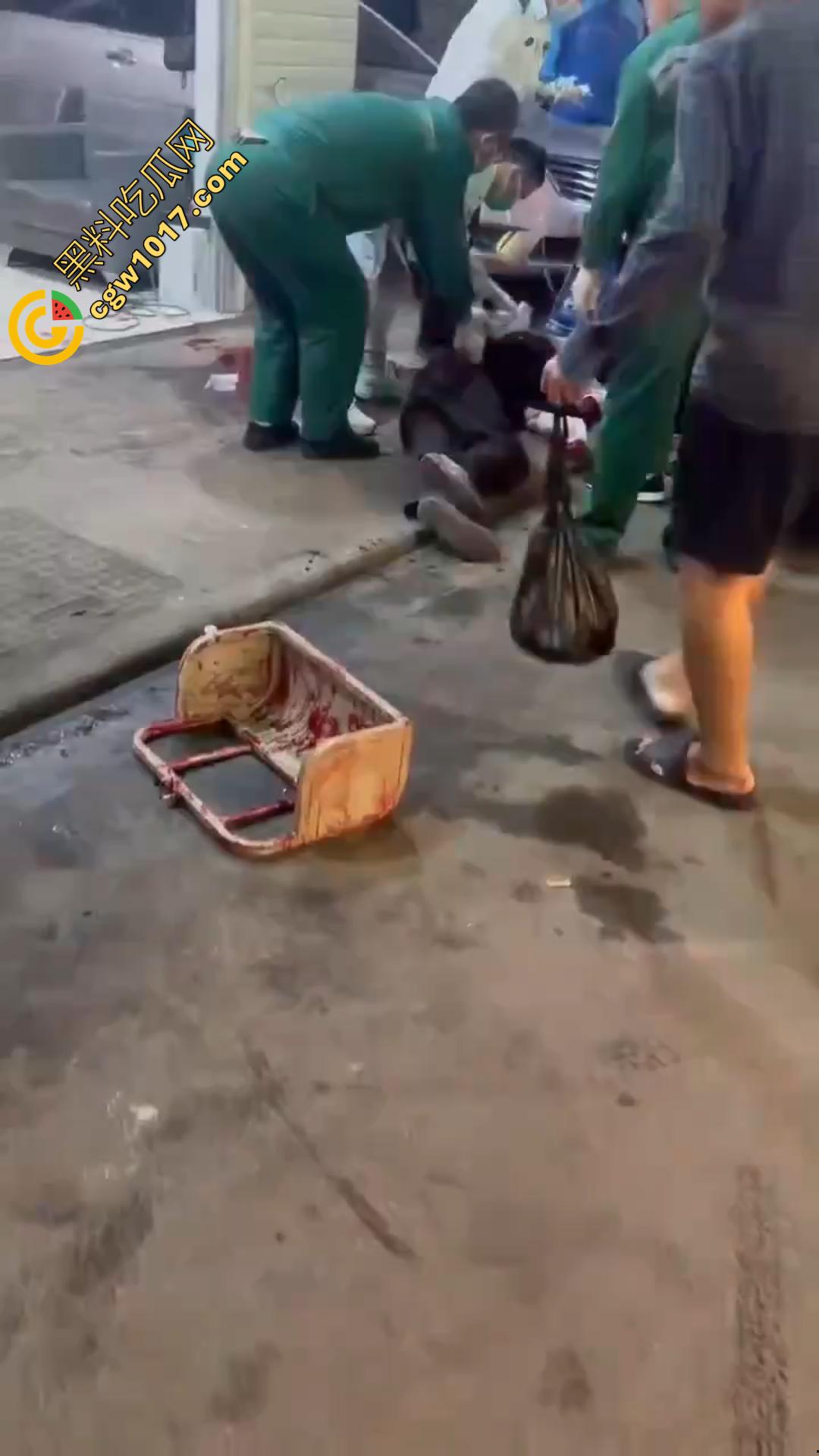 广西南宁骇人惨案!外卖骑手与商家发生口角 被其持刀疯砍当场死亡 现场血流成河毛骨悚然!-5