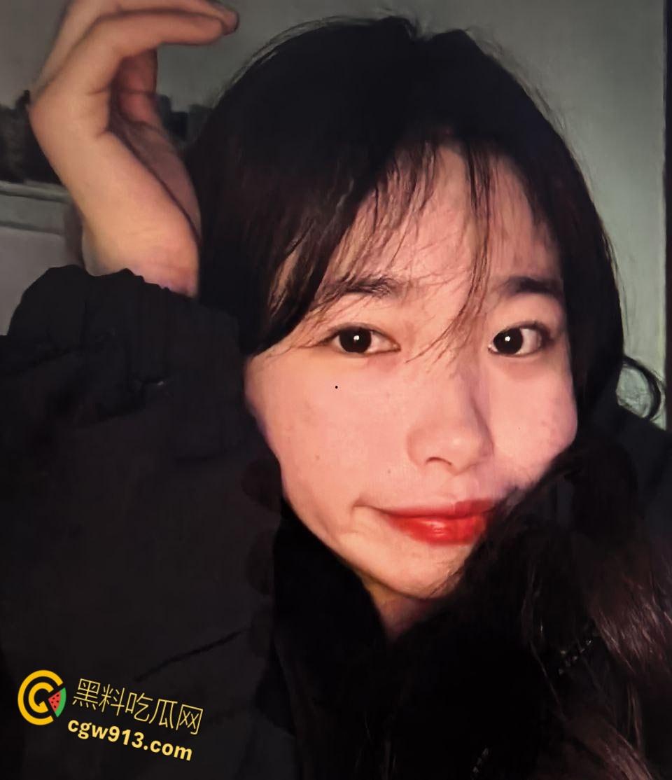 江苏理工大学校花【小蛋挞】 ，被学校富二代包养，穿各种开档黑丝后入挨操，露脸舔屌超反差！-2