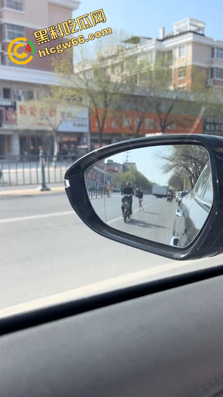 上海集美磕美弗药磕上头，大白天马路边发疯跳舞、嘴里念咒还自扇耳光，精神状态直接碎成渣！-2