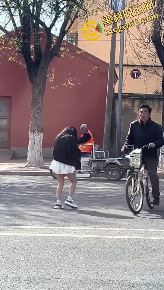 上海集美磕美弗药磕上头，大白天马路边发疯跳舞、嘴里念咒还自扇耳光，精神状态直接碎成渣！-10