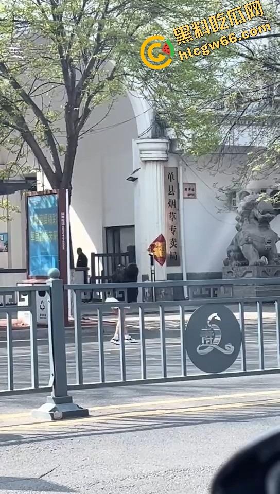 上海集美磕美弗药磕上头，大白天马路边发疯跳舞、嘴里念咒还自扇耳光，精神状态直接碎成渣！-12