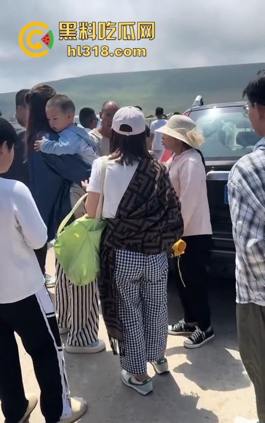 荷叶坪旅游区，怒遇车霸一台车堵了几百台车，手里拿着改锥当武器叫嚣，真是恶人多搞事呗！-5