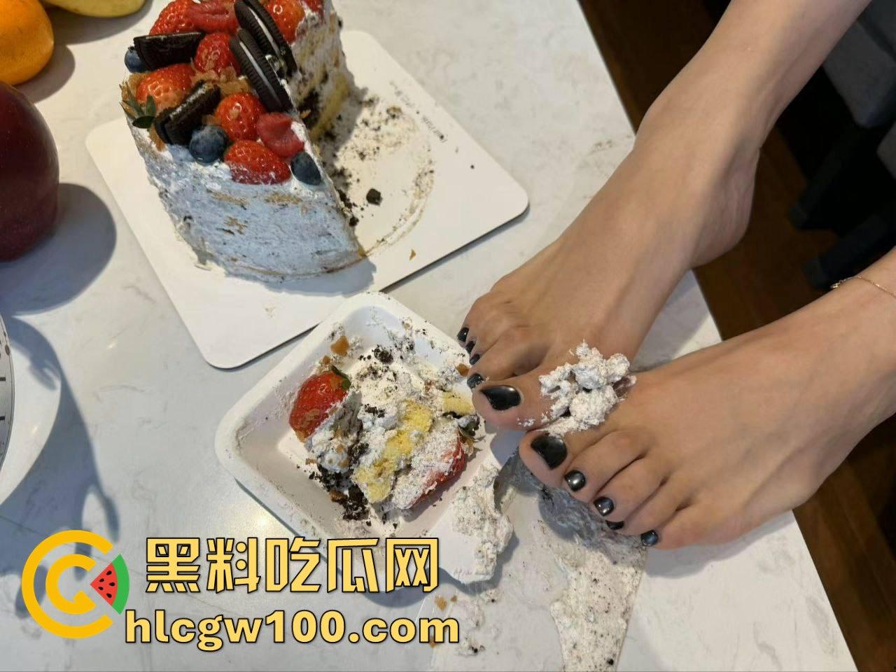 上海恋足癖老哥包养空姐只为玩脚,骚气空姐美脚喂蛋糕,老哥不日逼只玩脚,难言之瘾让人看傻!-5