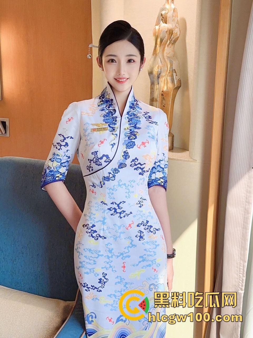 上海恋足癖老哥包养空姐只为玩脚,骚气空姐美脚喂蛋糕,老哥不日逼只玩脚,难言之瘾让人看傻!-9