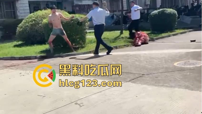妻子惹到什么了？小区血腥杀人老公穿短裤当街持刀追砍，爱时脱她衣不爱时剐她肉！-1