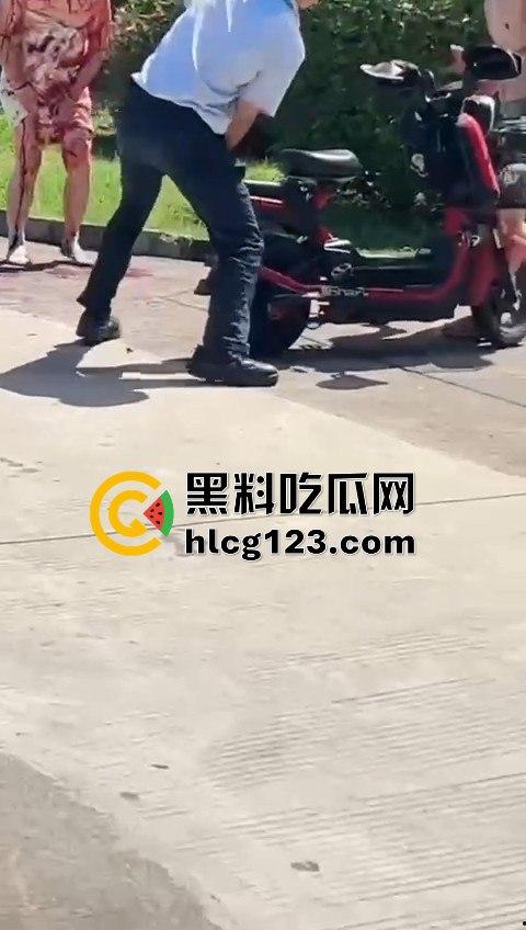 妻子惹到什么了？小区血腥杀人老公穿短裤当街持刀追砍，爱时脱她衣不爱时剐她肉！-9