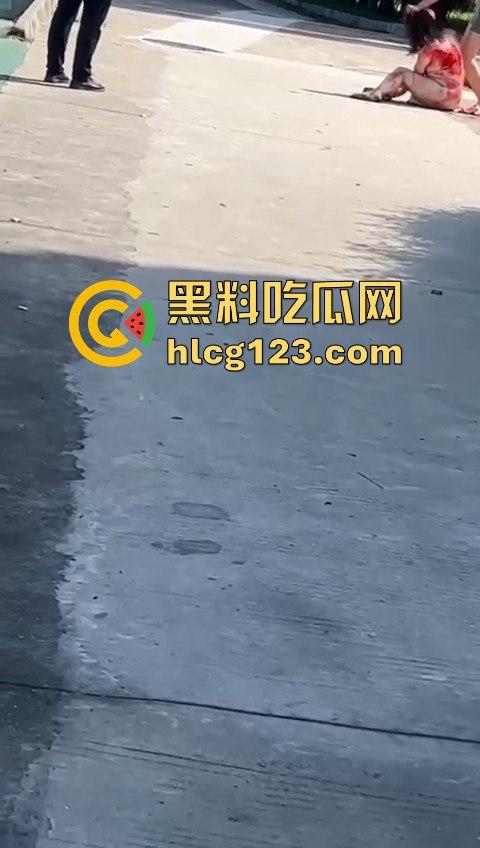 妻子惹到什么了？小区血腥杀人老公穿短裤当街持刀追砍，爱时脱她衣不爱时剐她肉！-10