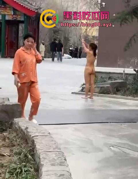 河北美院骚娘们裸奔操场追男生亮瞎狗眼，奶头甩风逼毛飘街，艺术婊感情崩盘就玩人体艺术，天下无人敌！-5