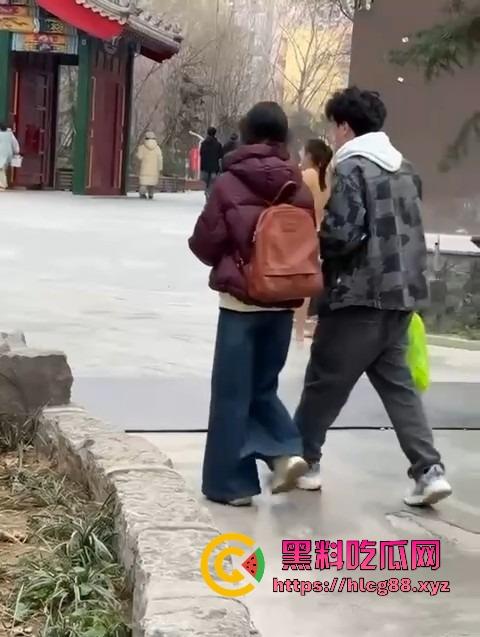 河北美院骚娘们裸奔操场追男生亮瞎狗眼，奶头甩风逼毛飘街，艺术婊感情崩盘就玩人体艺术，天下无人敌！-6