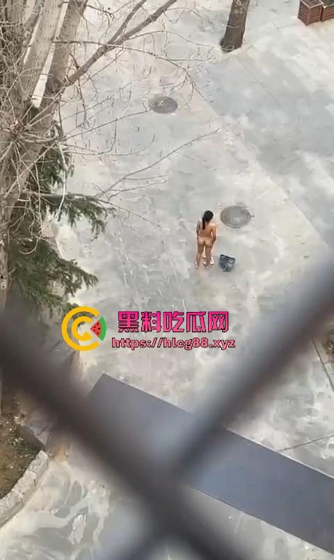 河北美院骚娘们裸奔操场追男生亮瞎狗眼，奶头甩风逼毛飘街，艺术婊感情崩盘就玩人体艺术，天下无人敌！-8